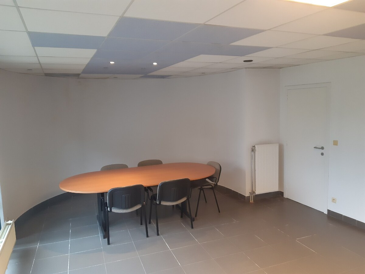 Ruim en instapklaar kantoor met parking; 