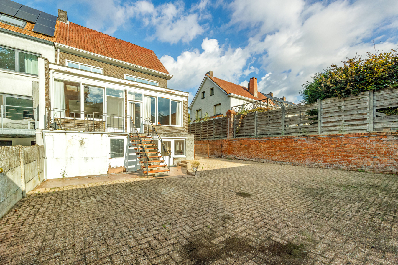 Te renoveren HOB met 3 slpk en 3 garages te Herentals! 