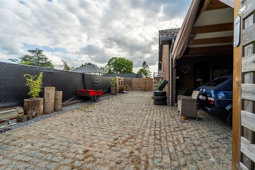 RUIME GELIJKVLOERSE WONING MET 3 SLAAPKAMERS, GARAGE EN RUIME TUIN TE HASSELT (KERMT) 