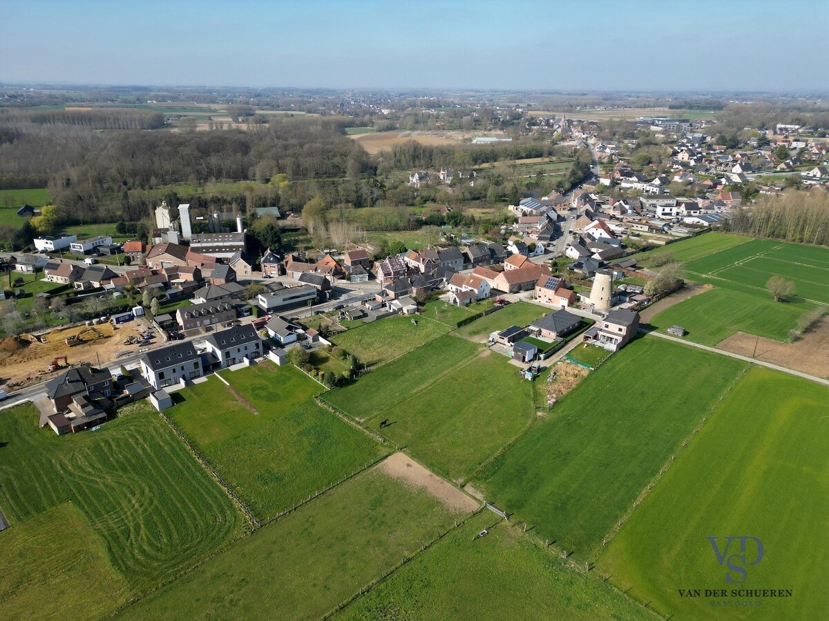 Half open bebouwing met afzonderlijke garage 