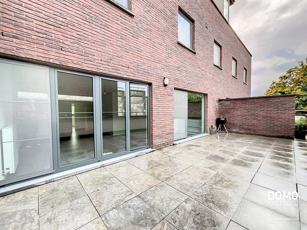 RUIM 2 SLAAPKAMER APPARTEMENT MET ONDERGRONDSE AUTOSTANDPLAATS EN TERRAS TE KERMT 