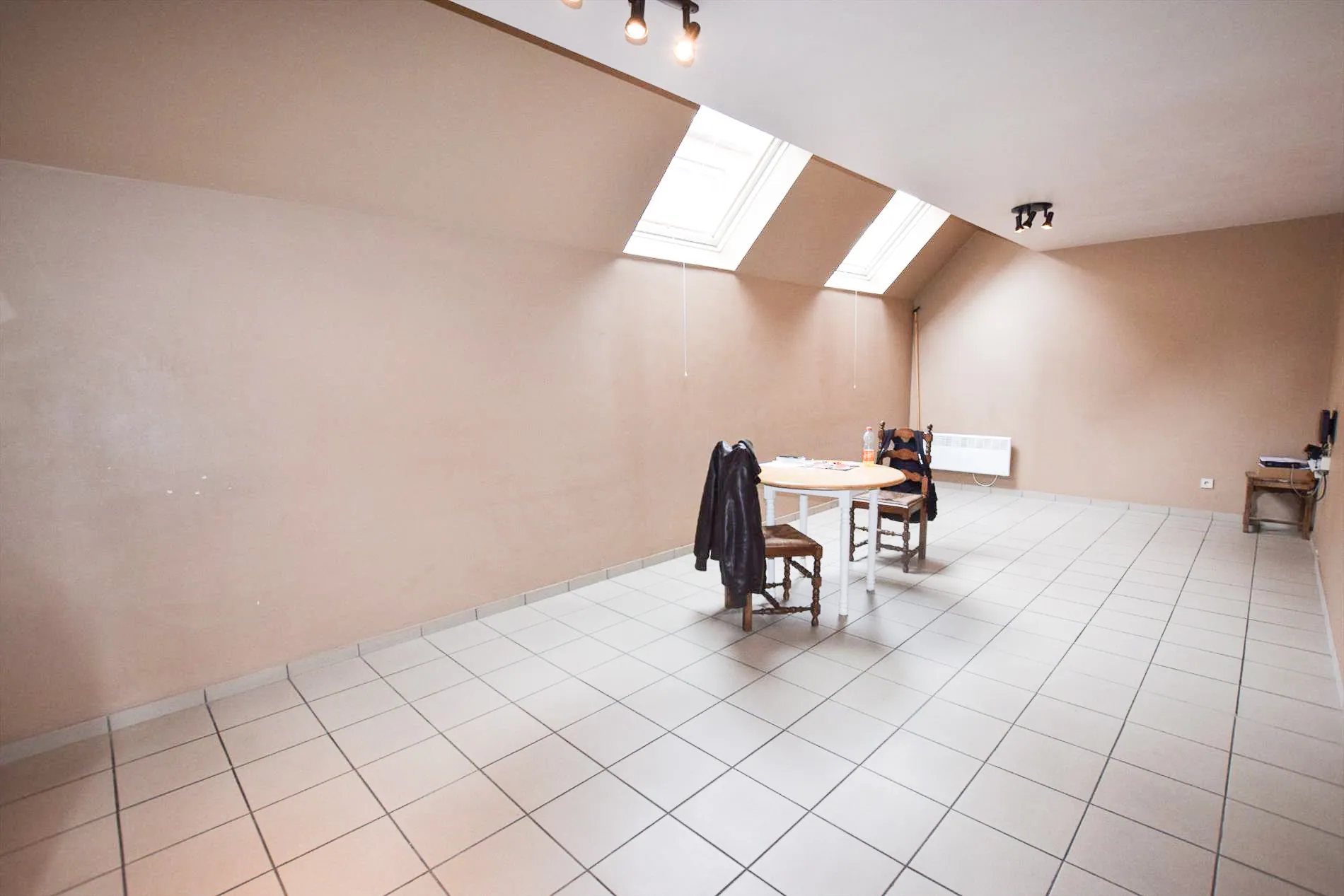 Instapklaar, goed onderhouden appartement met 2 slaapkamers op het 1ste verdiep te Torhout.