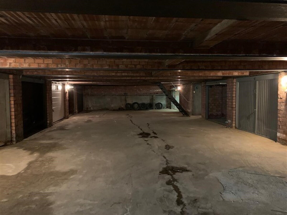 RUIM APPARTEMENT MET 4 SLAAPKAMERS EN GARAGEBOX TE RUNKST 