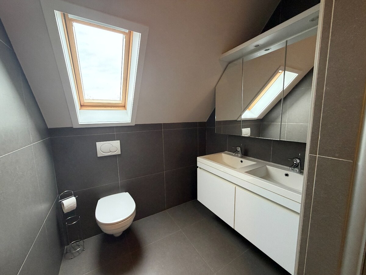 Uiterst ruim appartement (119m²)  met twee slaapkamers op de markt van Houthulst 