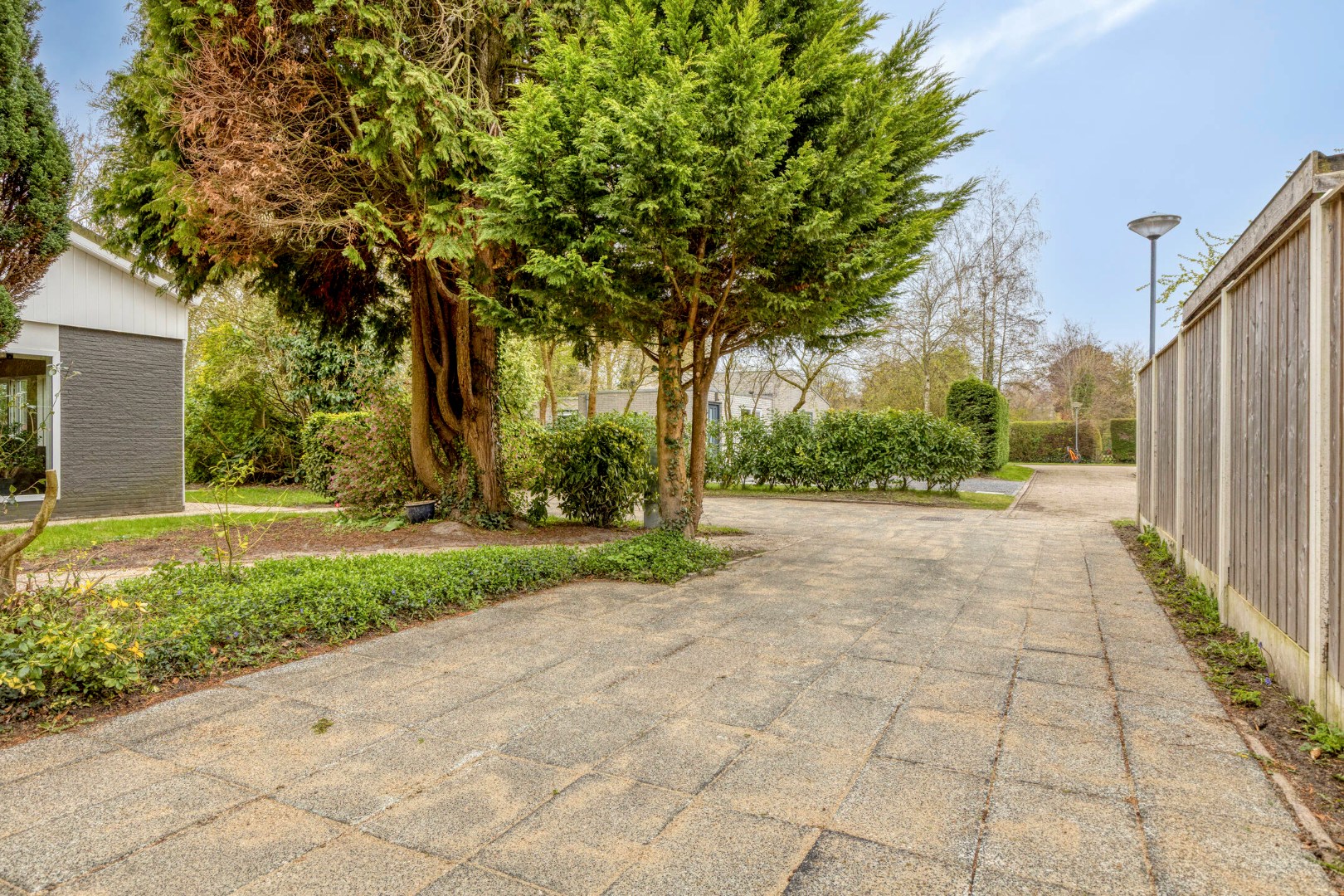 T.A. Makelaardij biedt aan: Op loopafstand (ca. 200m.) van het Veerse Meer staat deze rustig gelegen vrijstaande woning op een royaal perceel (860m2) aan een doodlopend straatje 