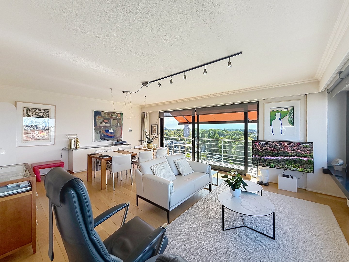 Appartement prêt à emménager exceptionnellement bien situé avec une vue magnifique sur le port de plaisance. 