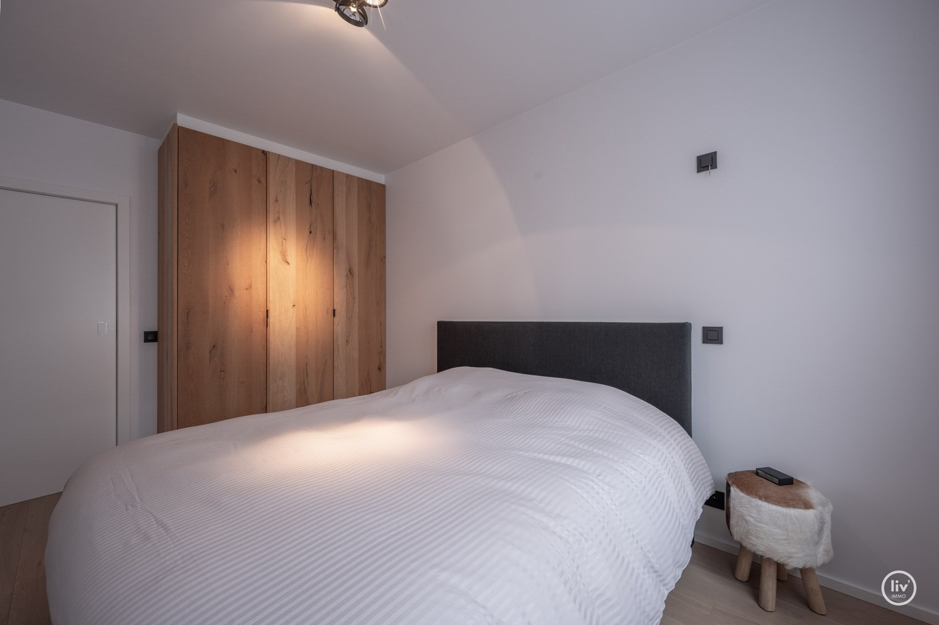 Prachtig gerenoveerd appartement met mooi zonneterras gelegen op de Kustlaan te Knokke. 