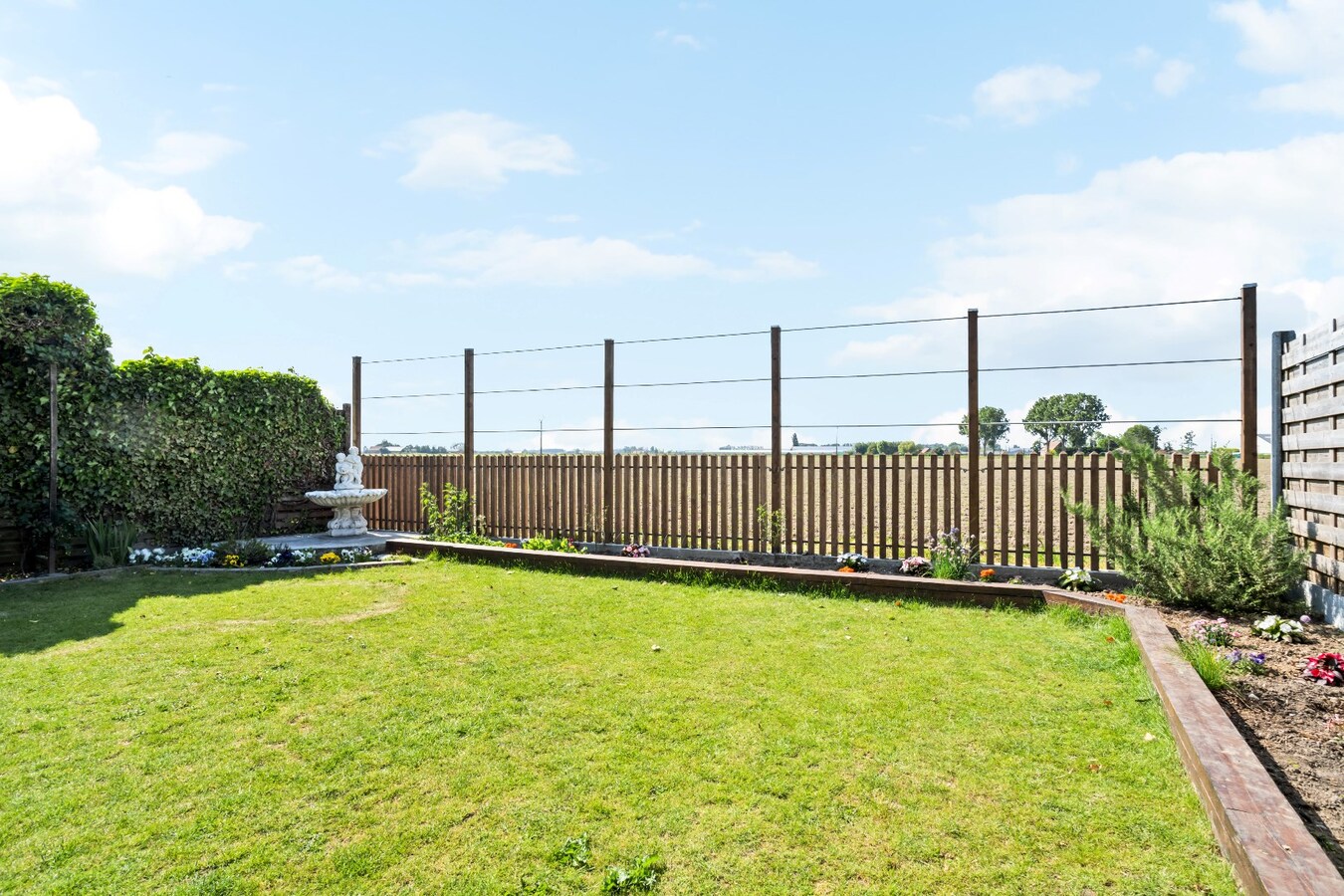 Prachtig gelegen halfopen woning met garage en prachtige landelijke verzichten. 