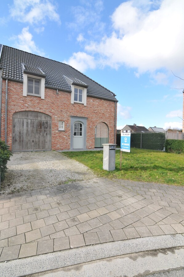 Halfopen bebouwing in rustige bouwverkaveling 