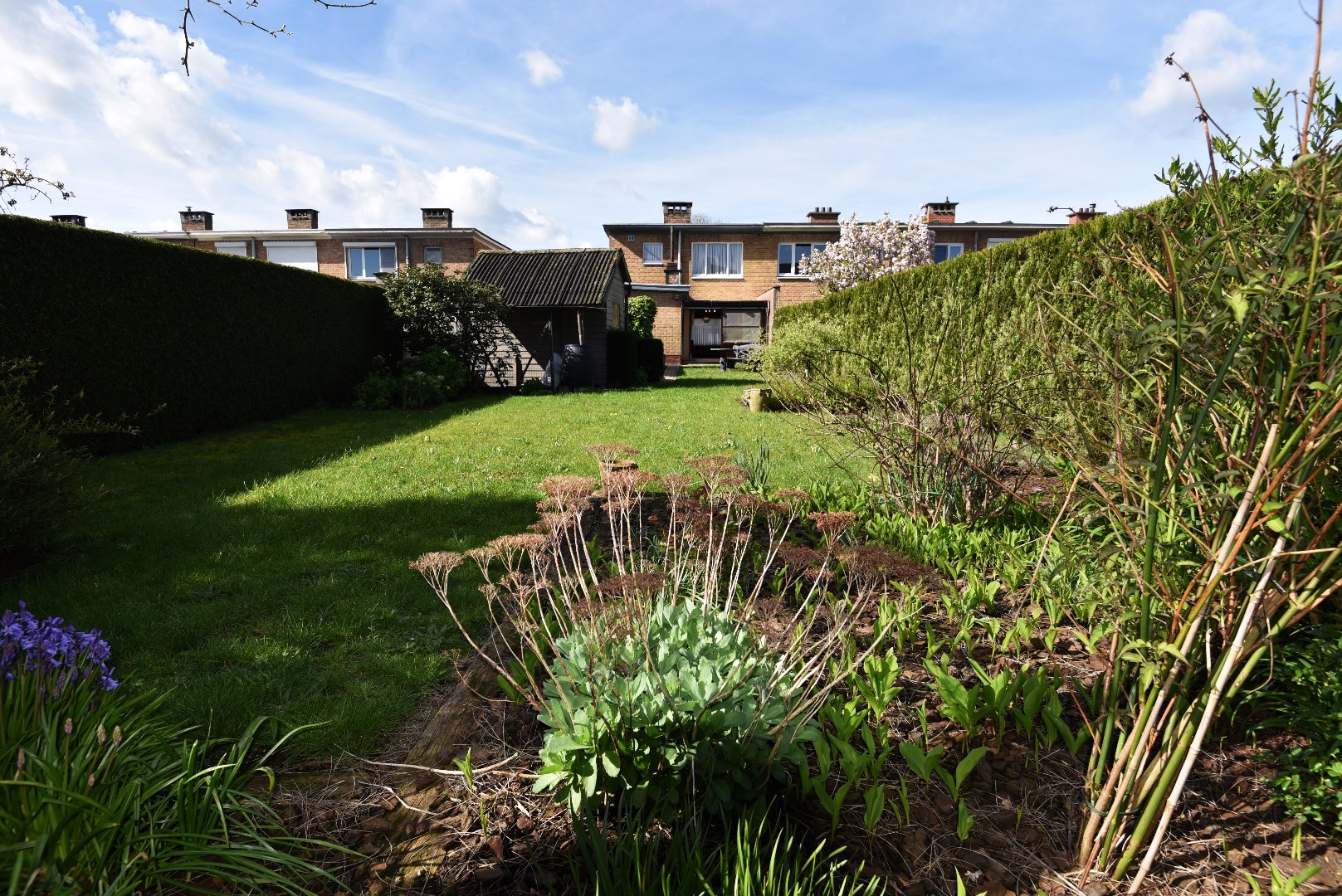 Op te frissen woning met 3 slpks, garage en tuin, rustig gelegen te Adegem 