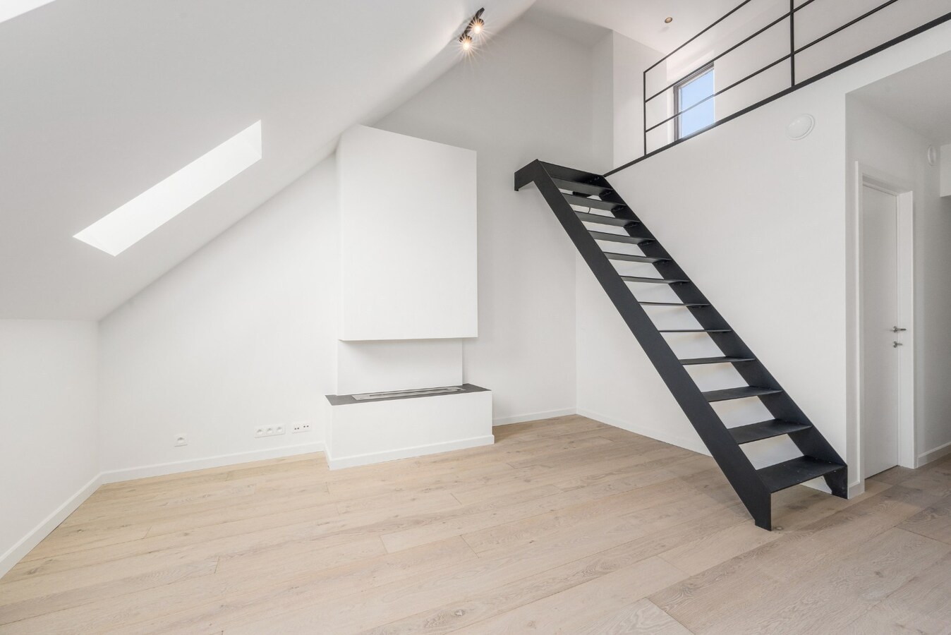 Luxueuze totaalrenovatie | Instapklaar dak appartement met mezzanine 