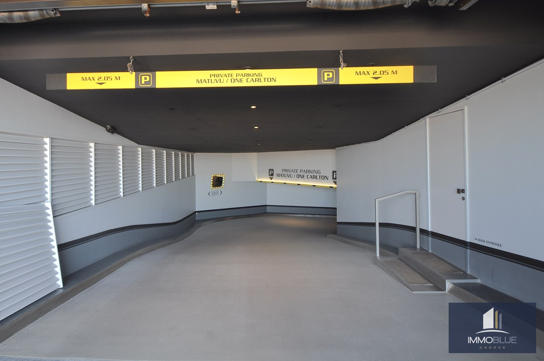 Royale garagebox gelegen in het Zoute. 