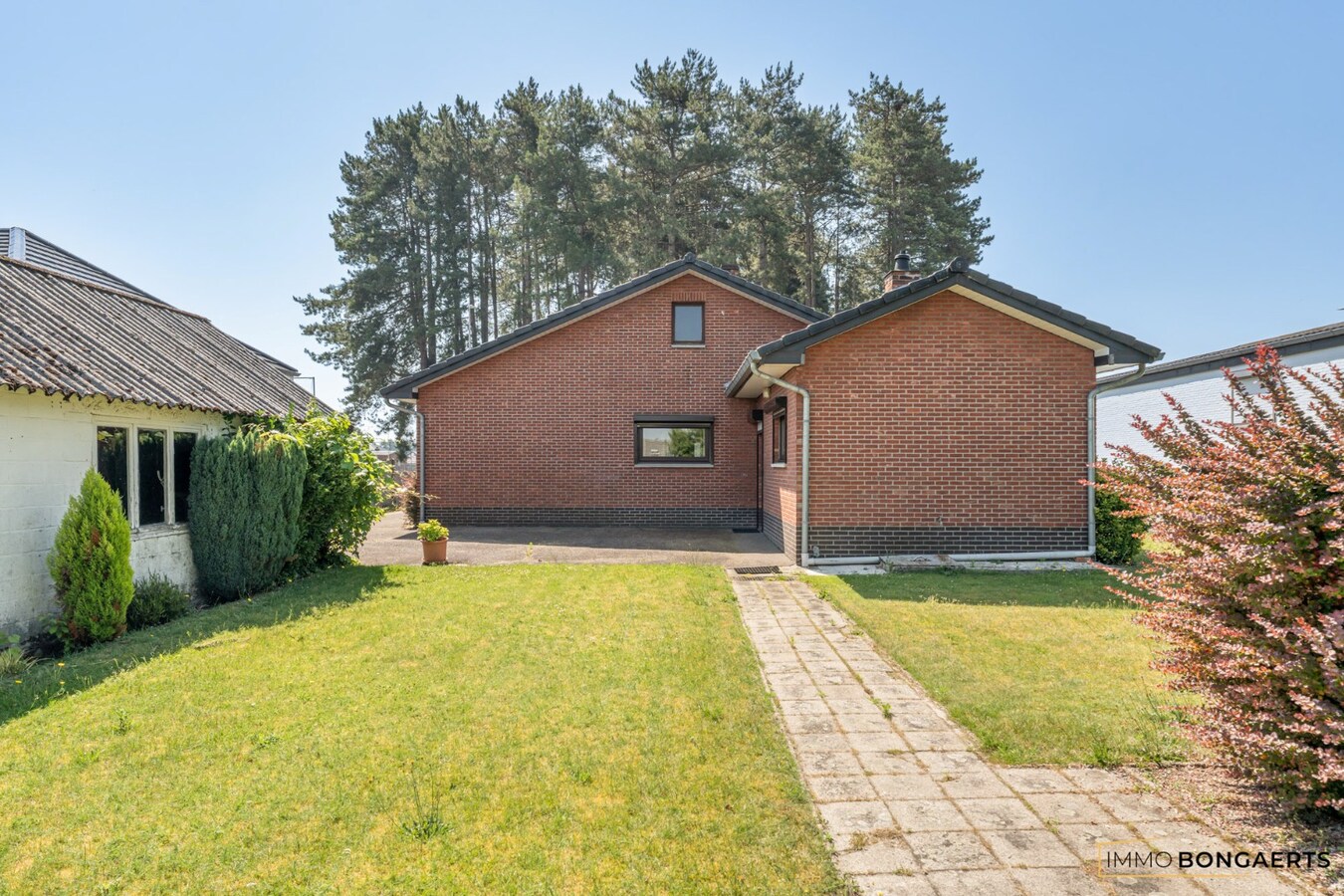 Rustig gelegen bungalow op een mooi perceel van 9 are 