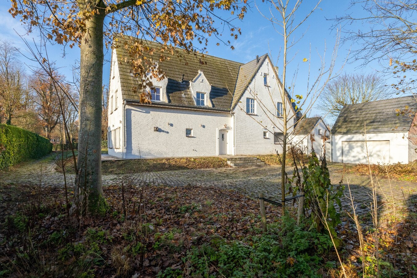 Op te frissen villa op residentiële droomlocatie 