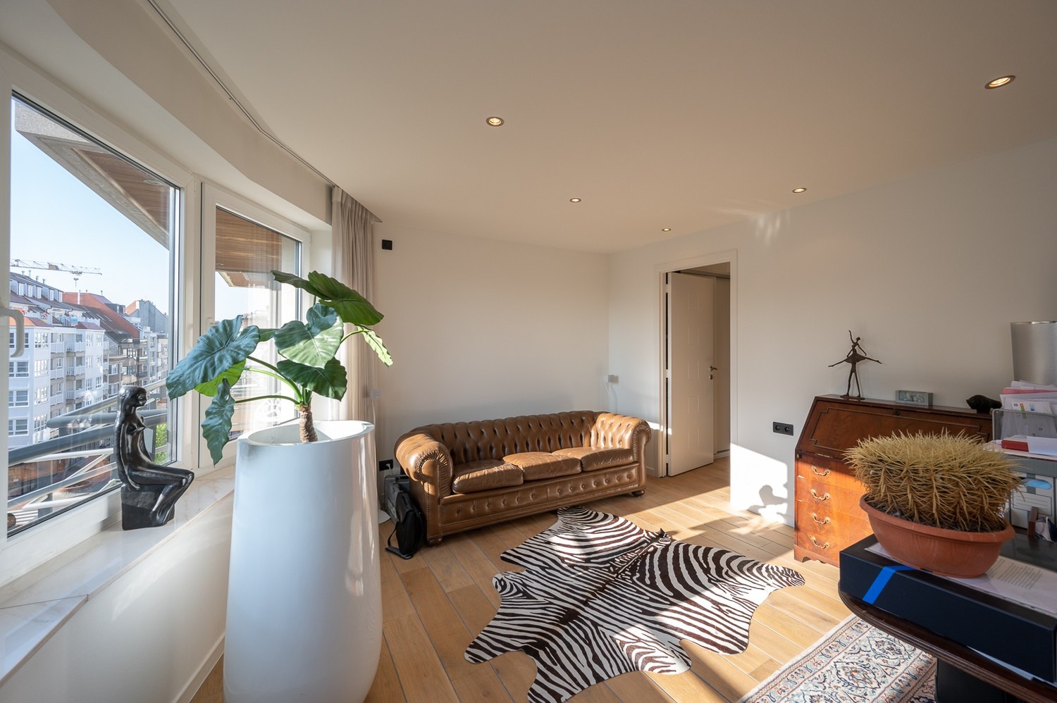 Uitzonderlijk appartement (232m2) met 4 slaapkamers en ruim terras op topligging met zicht over de kerk te Dumortierlaan. 