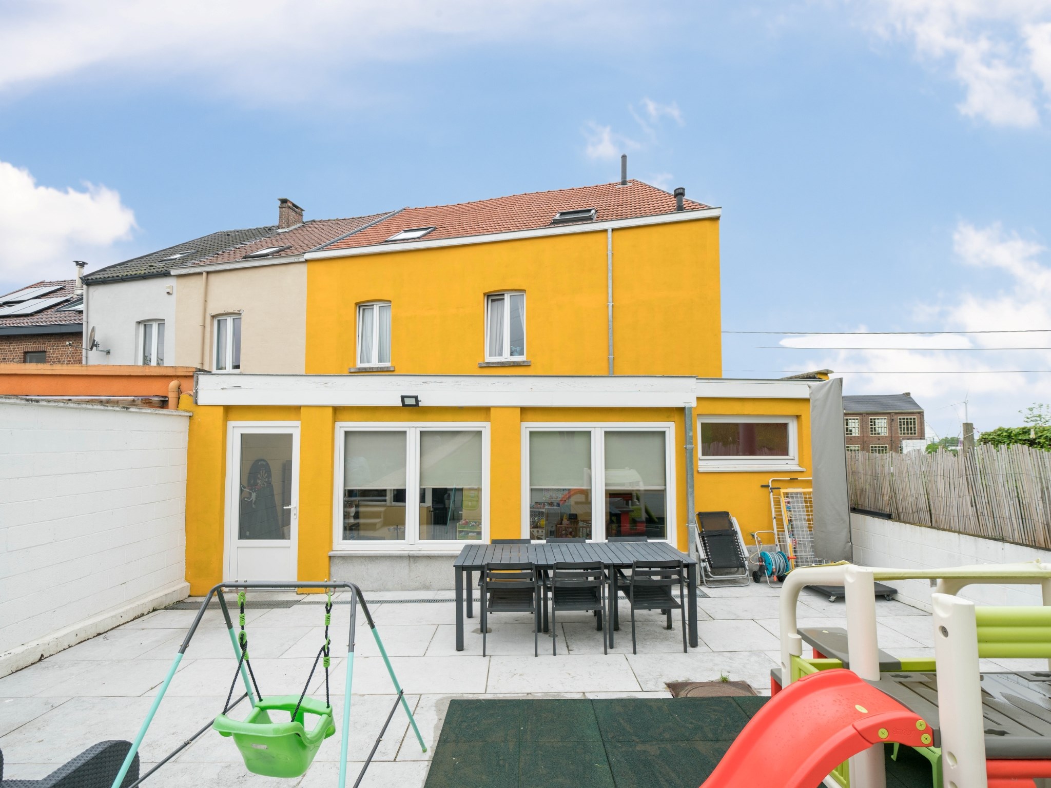 Zeer grote, instapklare woning met 6 kamers en 2 badkamers 