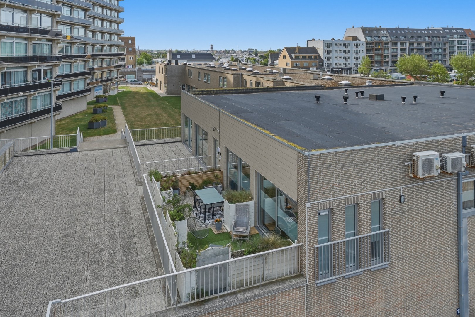 Instapklaar appartement met groot terras in Bredene - vlak bij de zee 