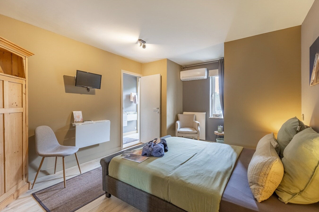 Instapklaar landhuis met bewezen B&amp;B, wellness, dierenfaciliteiten en uitzonderlijk privacy wonen en ondernemen in Maasmechelen. 