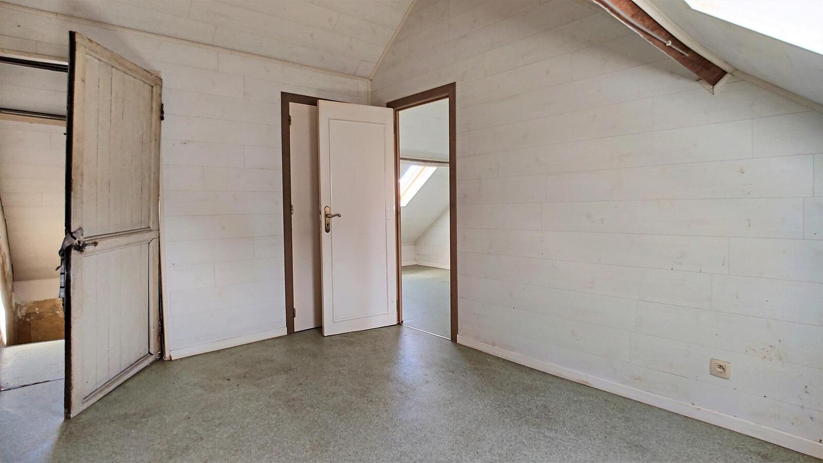 Volledig te renoveren woning met aangename tuin - Heist 