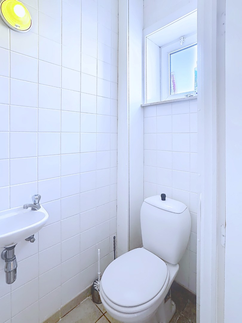 Handelspand/praktijkruimte gelegen in de dorpskern van Merendree 