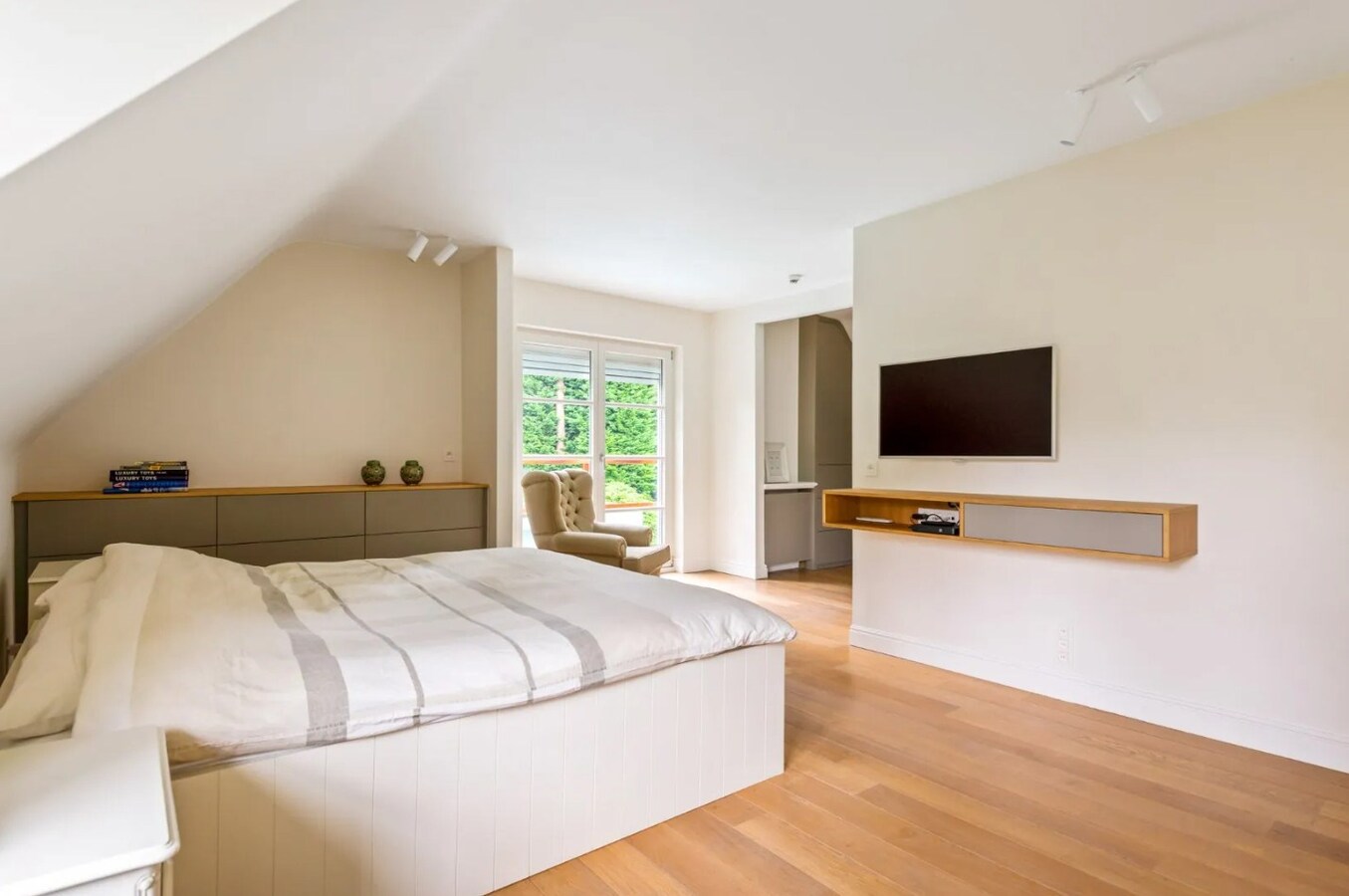 Prachtig gelegen villa met zwembad en poolhouse op een perceel van 1.907 m² in Koningshof te Schoten. 