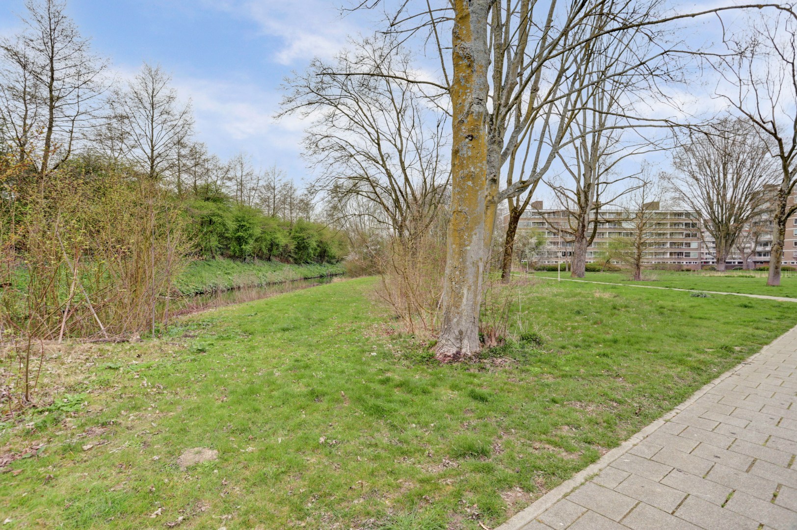 Zonder klussen te betrekken, instapklaar 3-(voorheen 4) kamer appartement met moderne keuken en badkamer, 2 balkons, berging in de onderbouw en gelegen op eigen grond! 