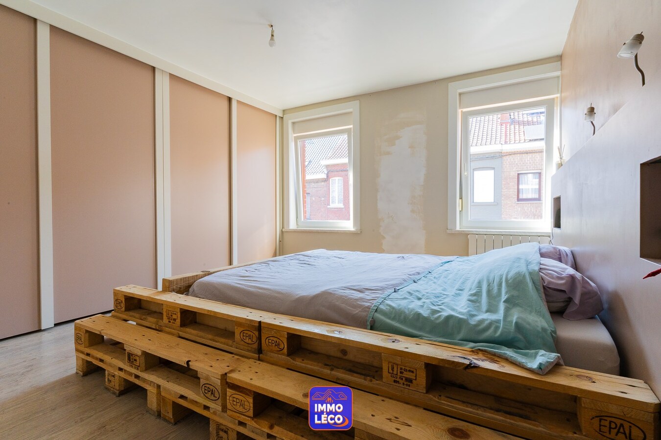 Maison offrant de beaux volumes avec jardin et terrasse couverte. 