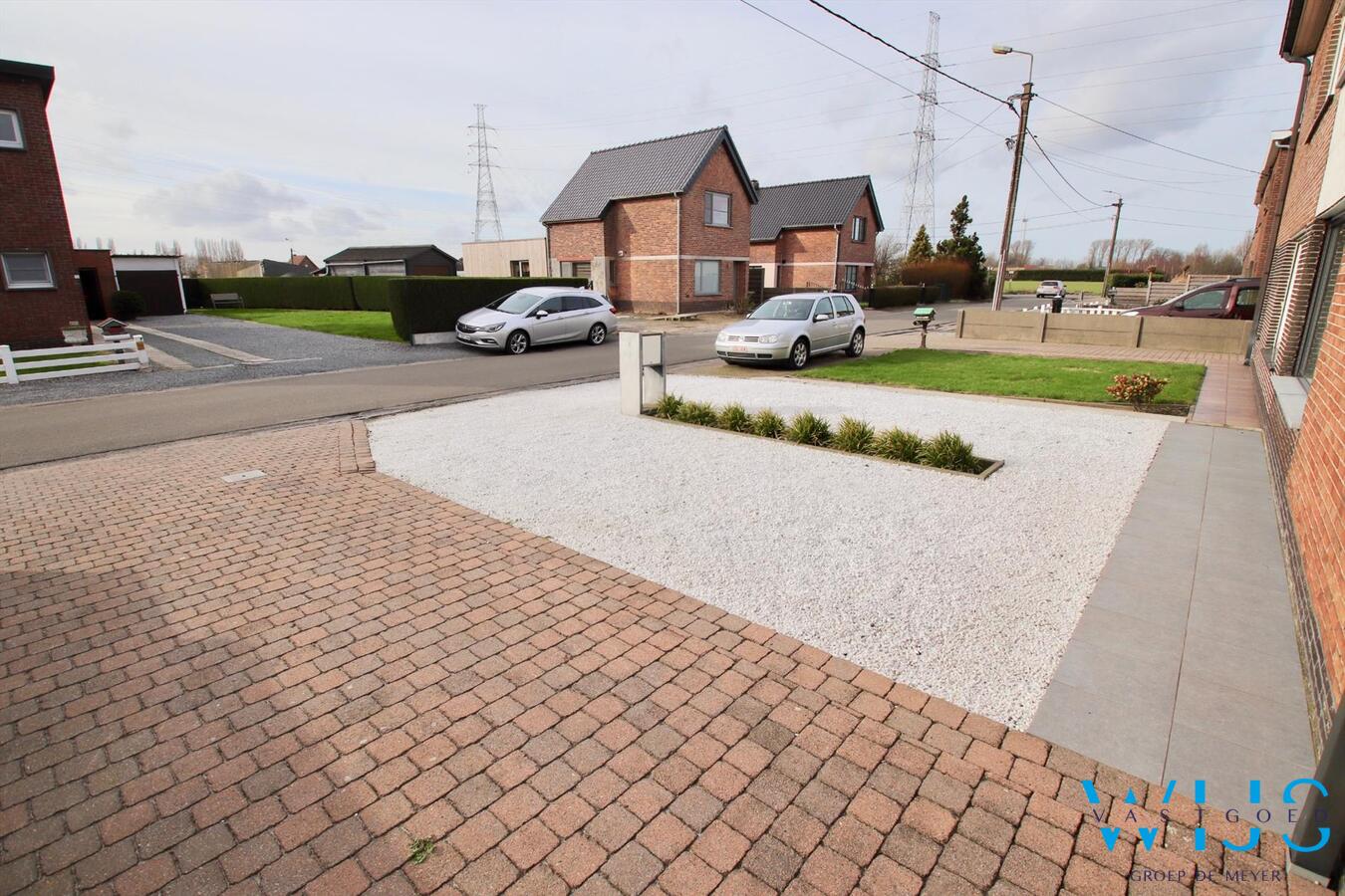 Tot in de puntjes gerenoveerde halfopen bebouwing met lounge gedeelte! 