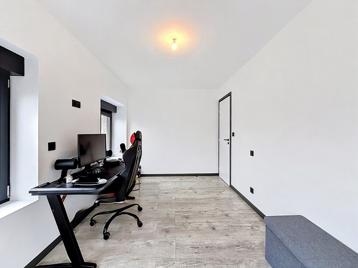 Gerenoveerde halfopen bebouwing EPC B met 3 slaapkamers, dubbele garage en tuin! 