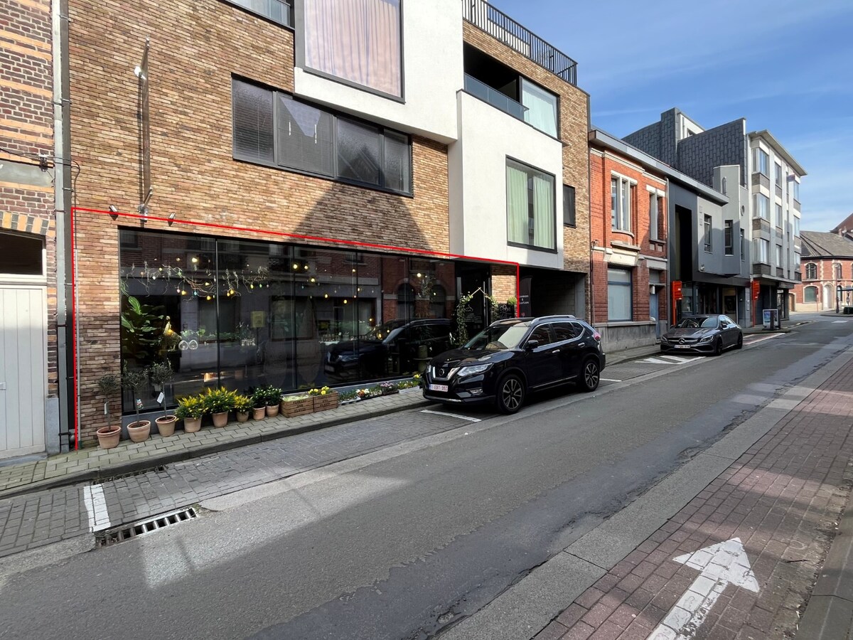 Gelijkvloers handelspand (winkel of kantoor). 
