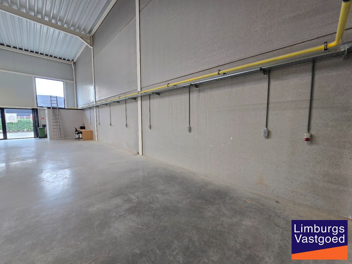Recent magazijn, 216m², op industrieterrein 'Stadsheide', vlakbij Corda Campus 