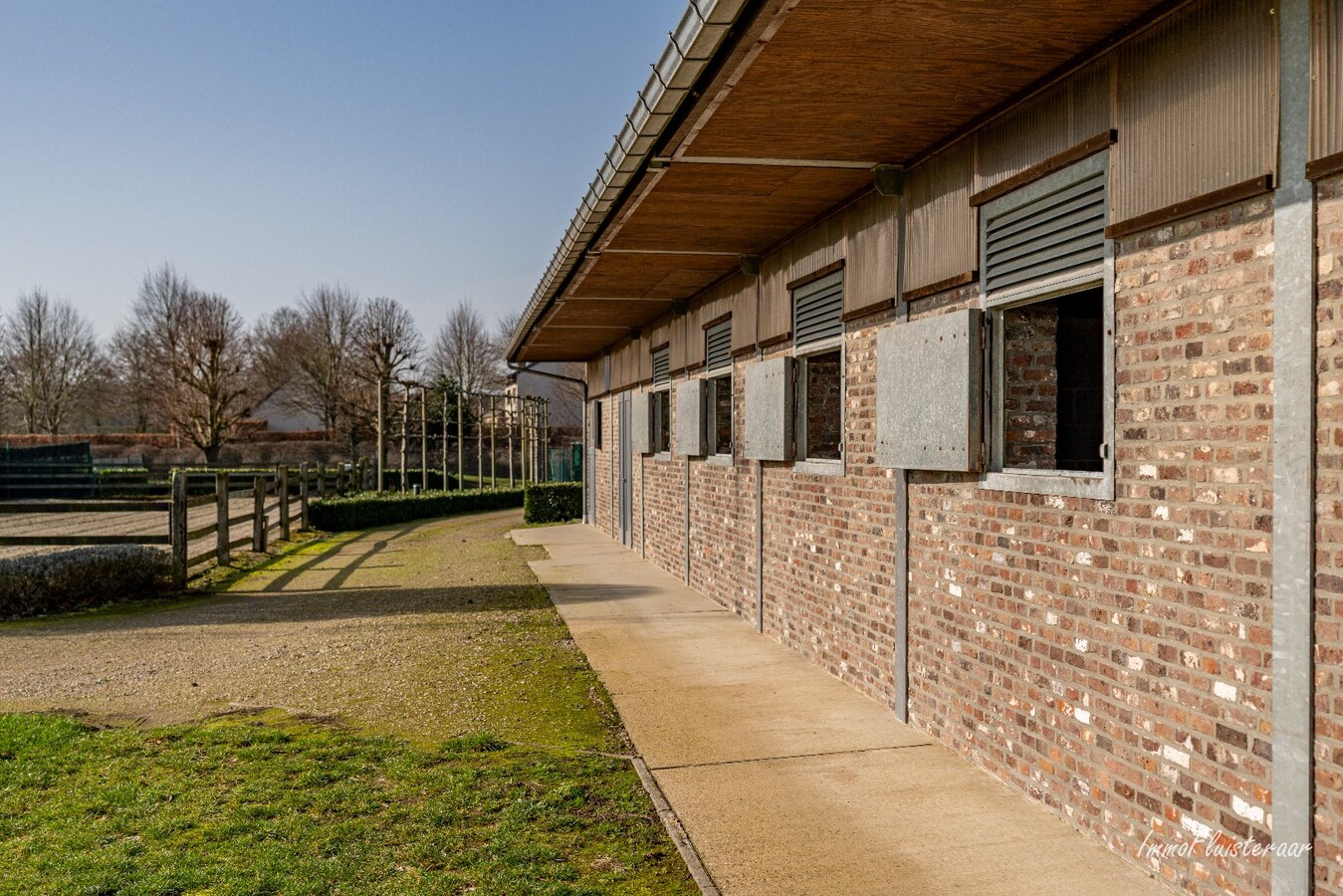 Woning met paardenstallen en buitenpiste op ca. 6,5ha te Bree 