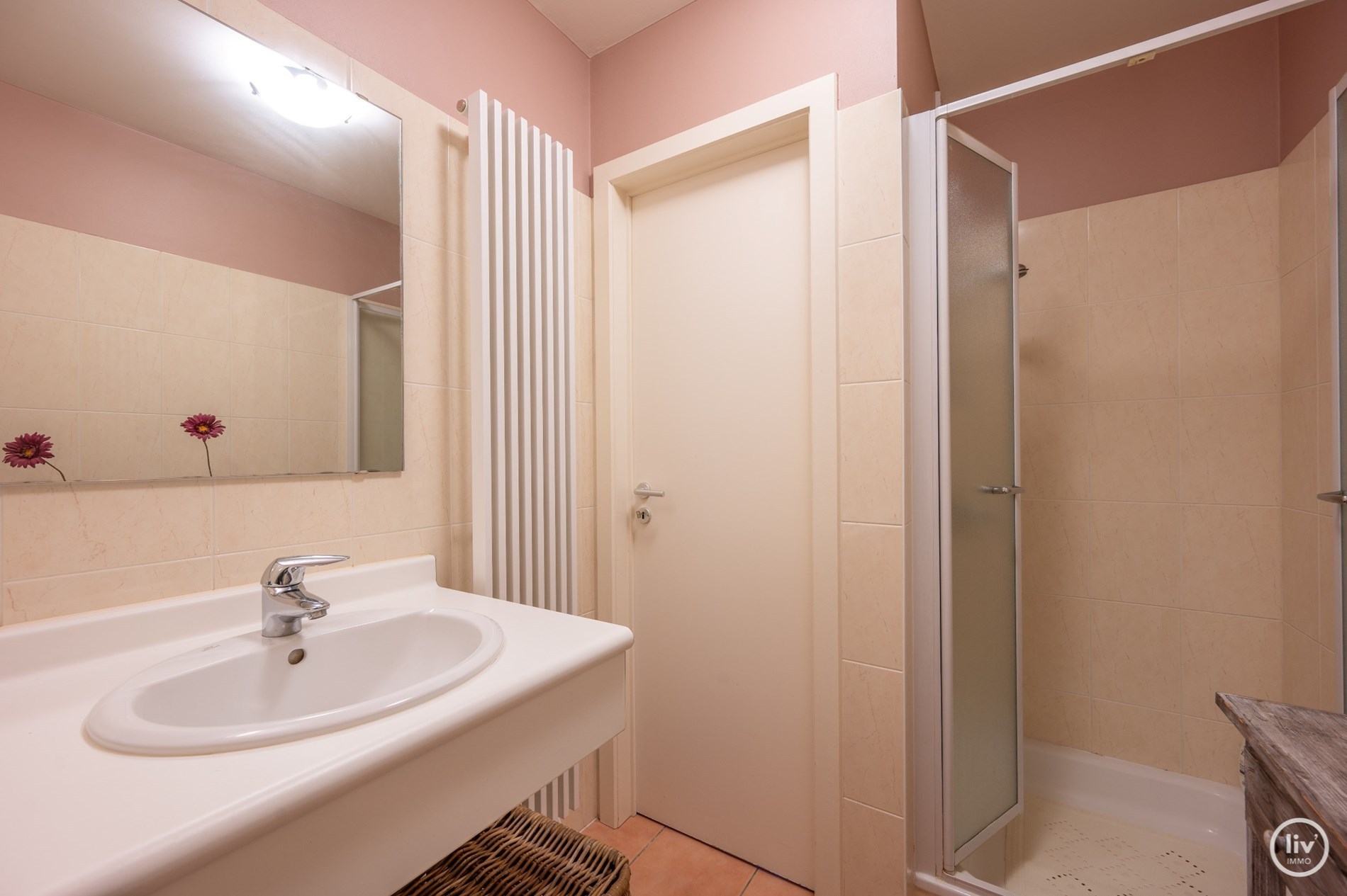 Appartement spacieux avec 3 chambres et 2 salles de bains à Knokke avec vue dégagée sur la rue. 