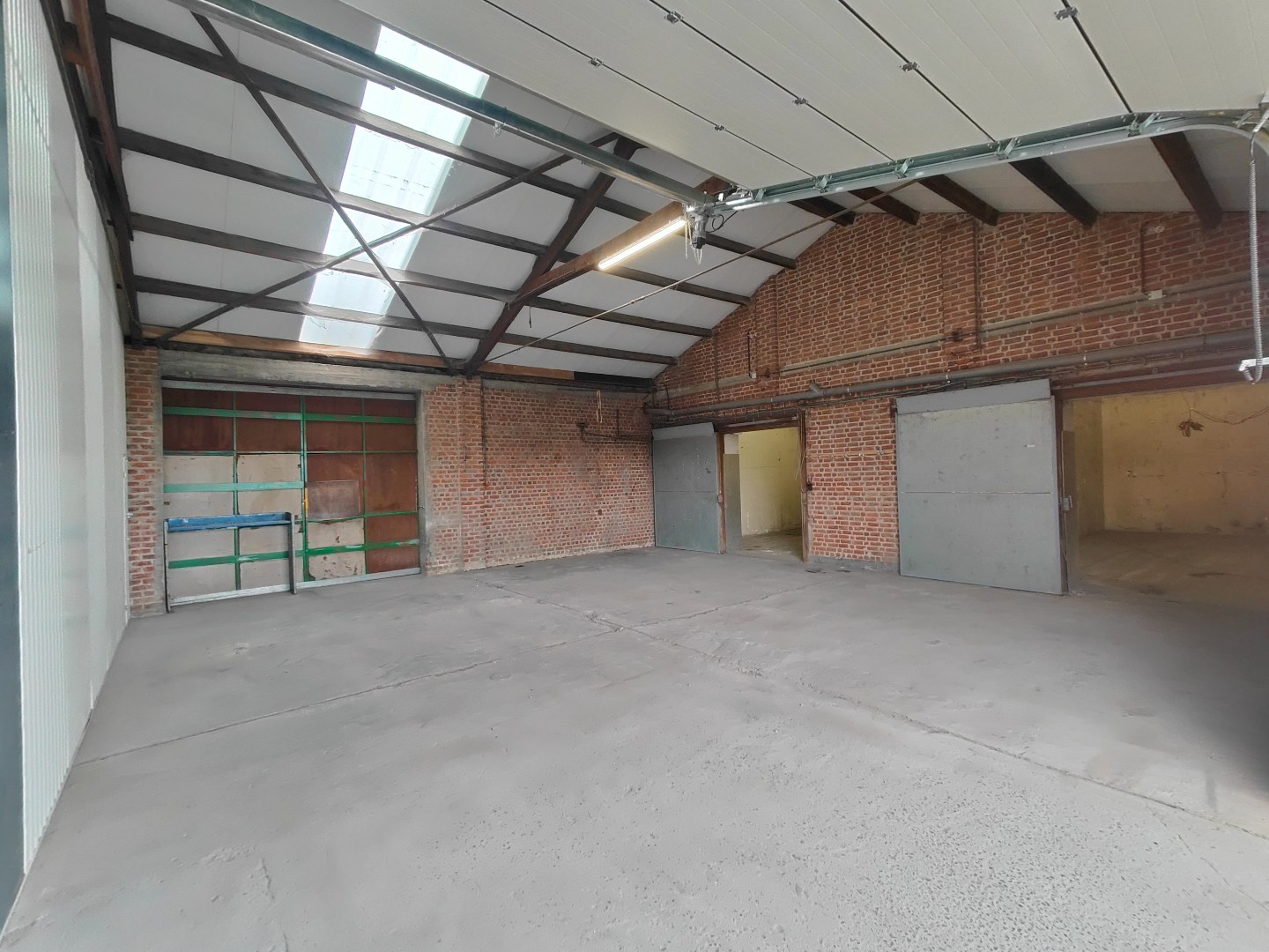 Loods van 190m² met automatische inrijpoort 