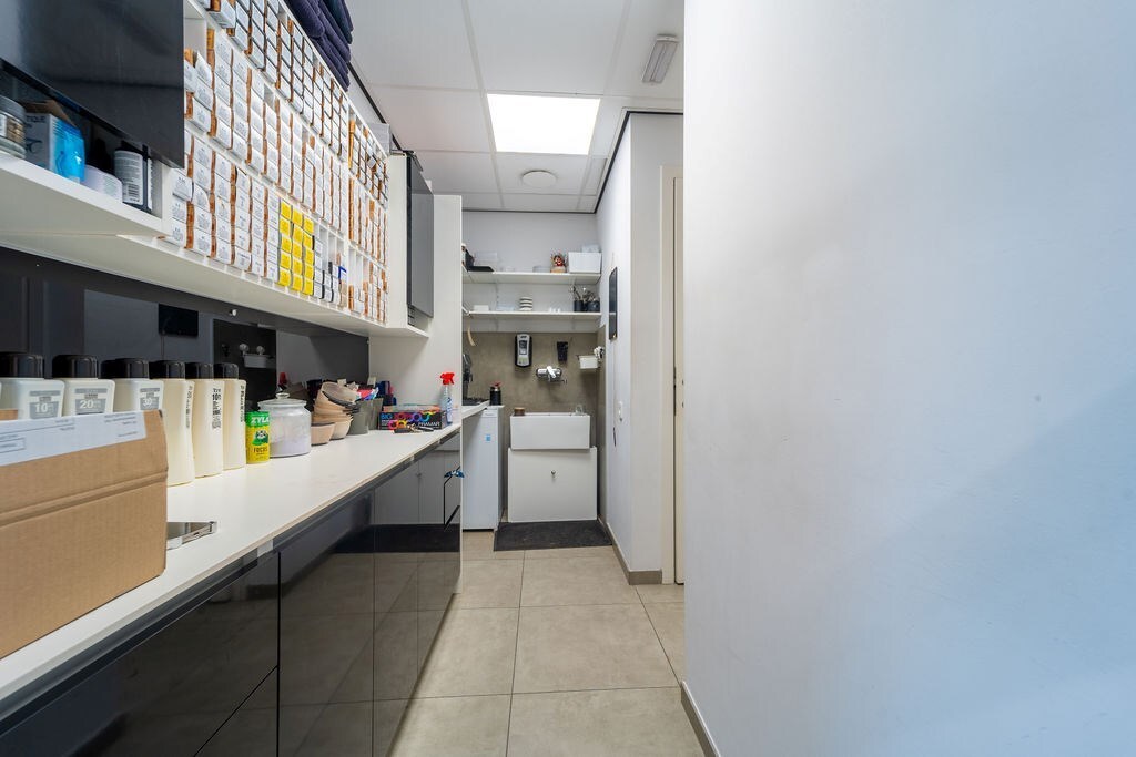 UITSTEKENDE OPBRENGSTENEIGENDOM - MODERNE COMMERCIËLE HANDELSRUIMTE MET BERGING OP TOPLOCATIE NABIJ HASSELT CENTRUM VANAF 295.000 EURO 