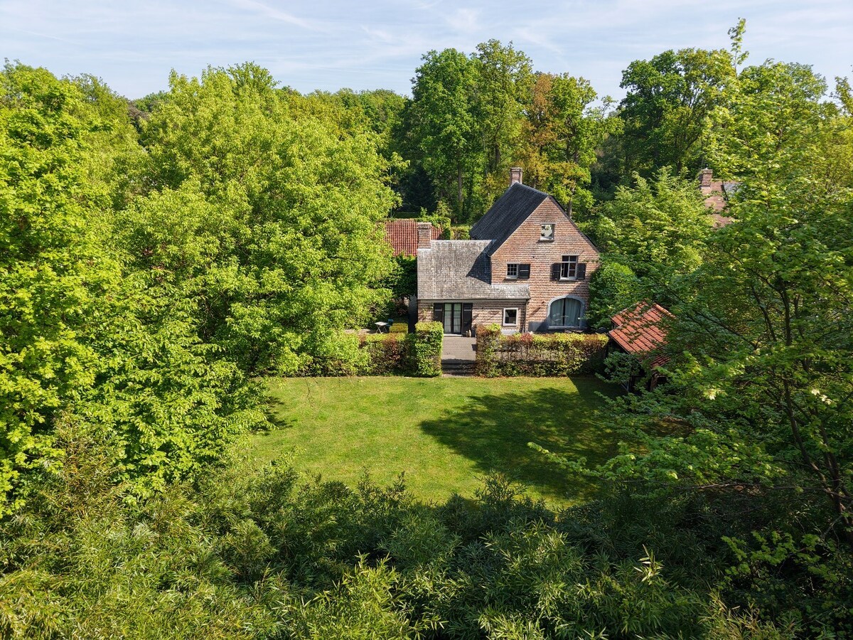 Sels villa met 4 slaapkamers, dubbele carport en garage, Zuid-West tuin op een perceel van 1.991 m² te Schilde - 's-Gravenwezel, 