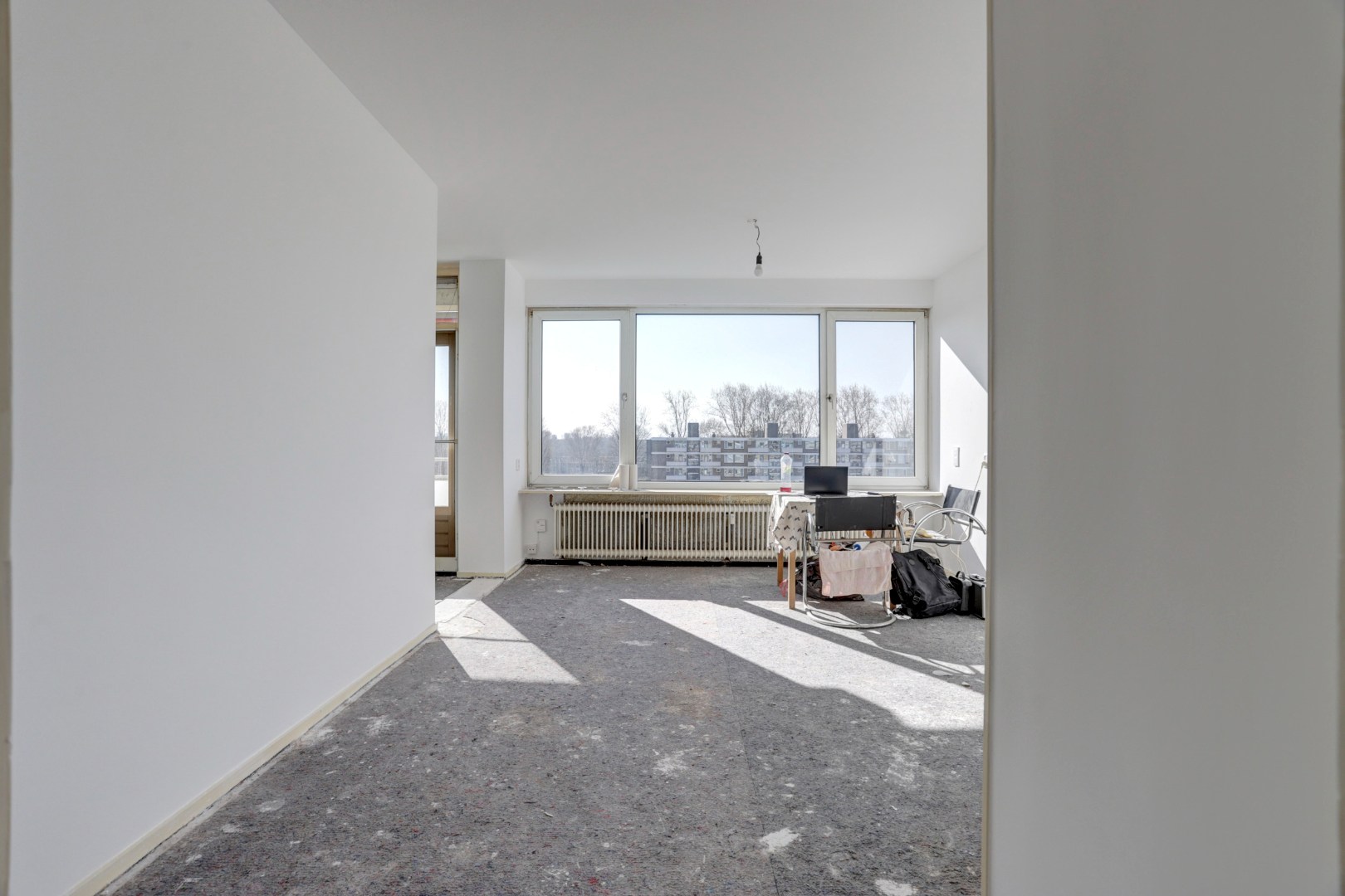 Dit 3 (voorheen 4) kamer appartement is helemaal naar eigen smaak te realiseren met 2 slaapkamers (3e slaapkamer is gemakkelijk te realiseren), 3 balkons, berging in de onderbouw en gelegen op eigen g 