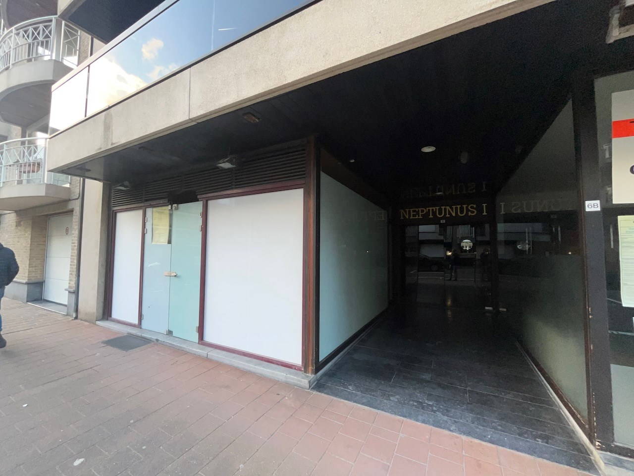 Rez-de-chaussée commercial à 20m à pied de l'avenue Lippens à Knokke, situé entre la place Rubens et la place Van Bunnen. 