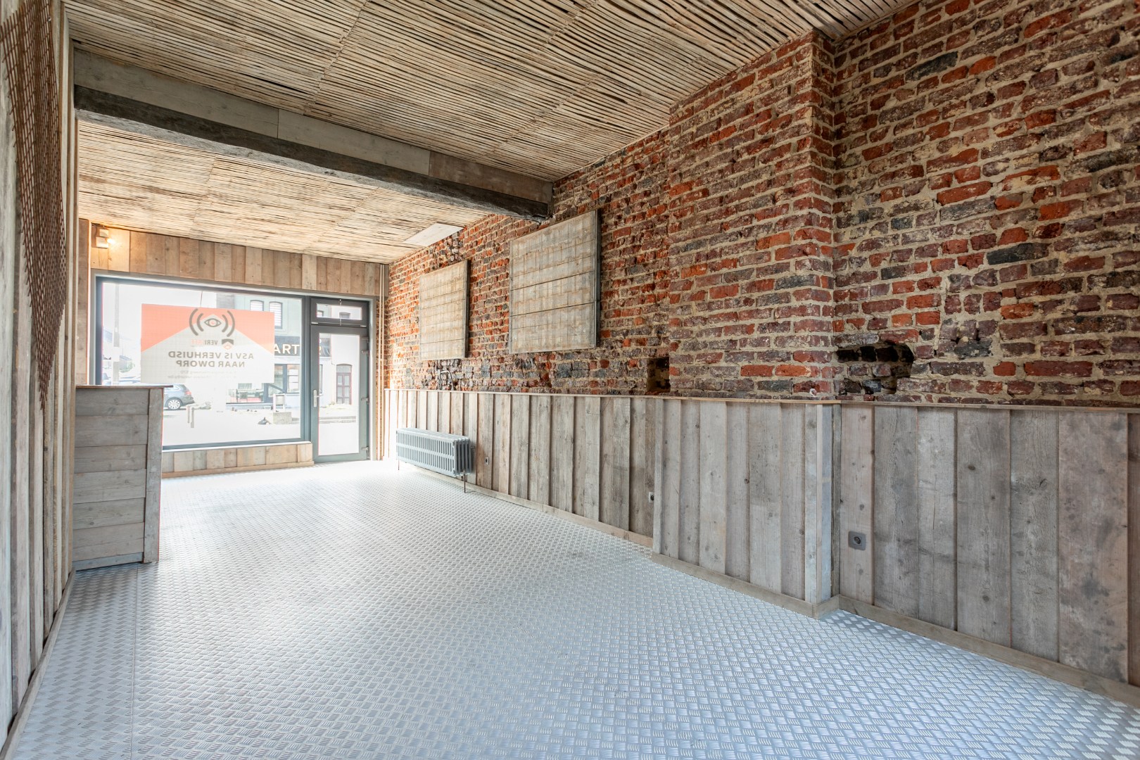 Handelshuis met woongedeelte, garage en tuin te Beersel 