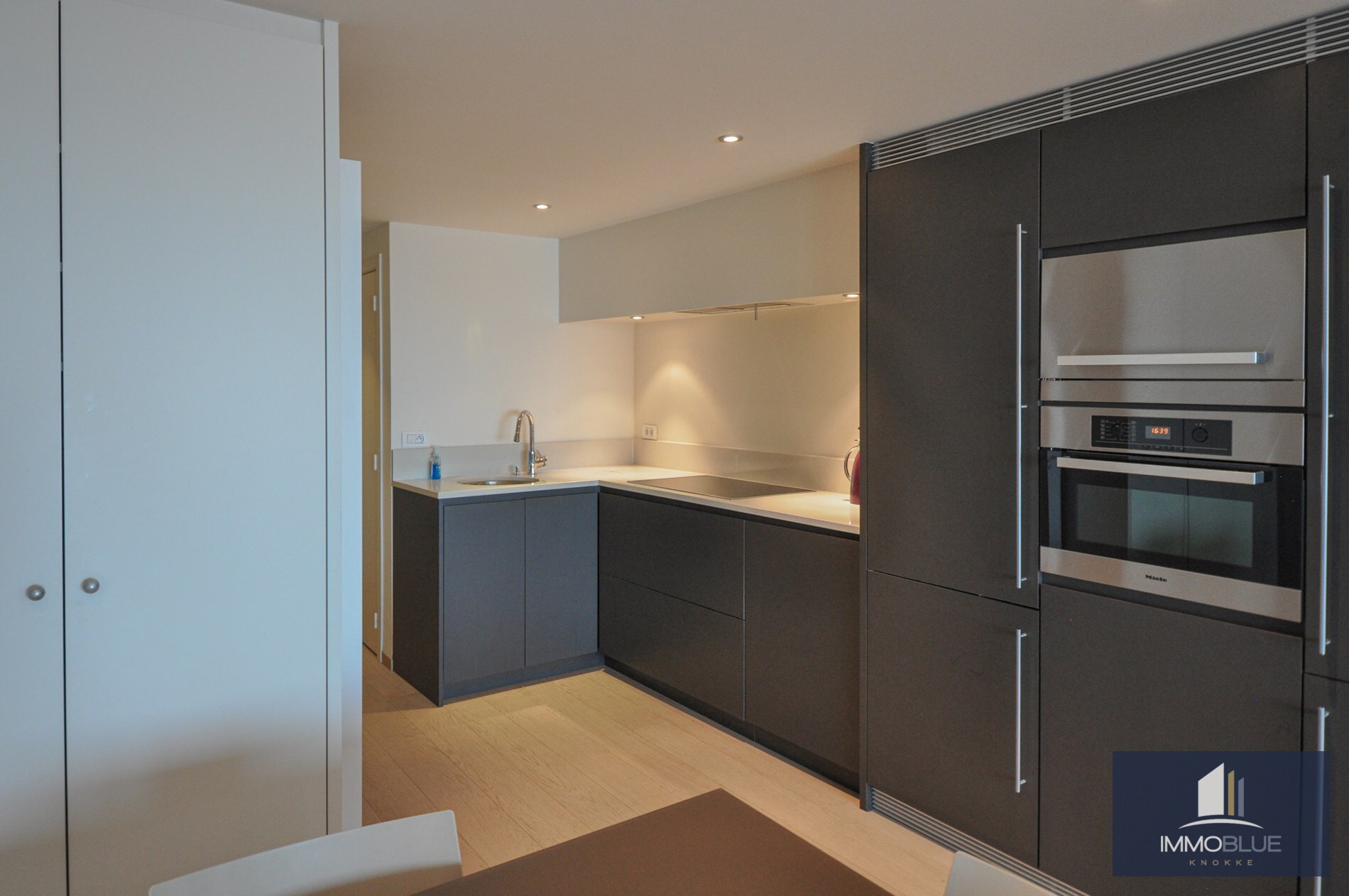 Appartement avec vue frontale sur la mer, situé à proximité de la place du Driehoeksplein. 