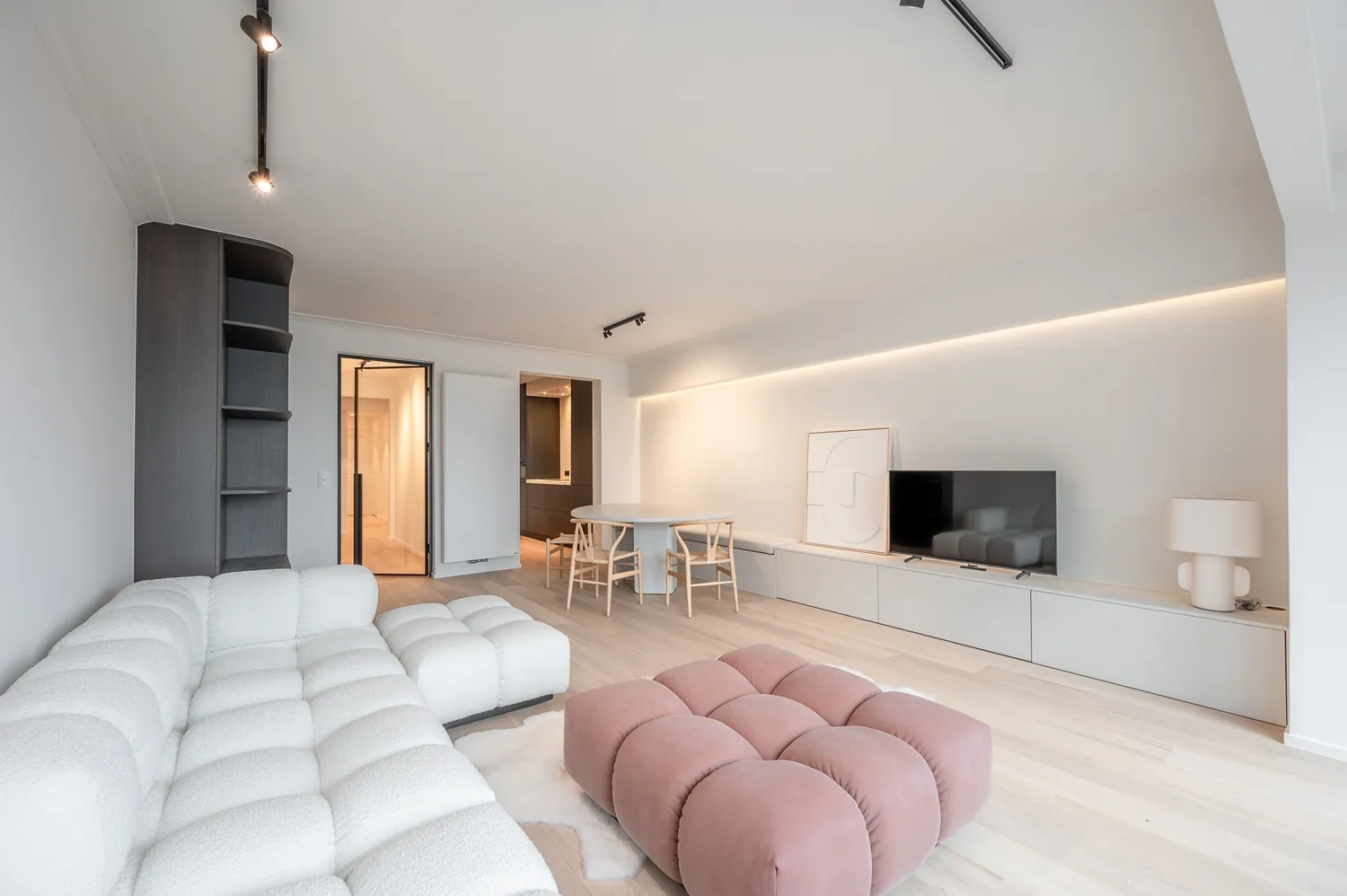 Prachtig gerenoveerd appartement met 3 slaapkamers gelegen op de Zeedijk genietend van een prachtig zeezicht op het Rubensplein.