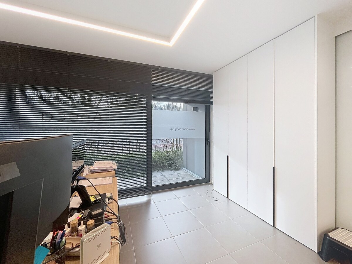 Commercieel kantoor op toplocatie in Aalter met 5 bureau ruimtes 