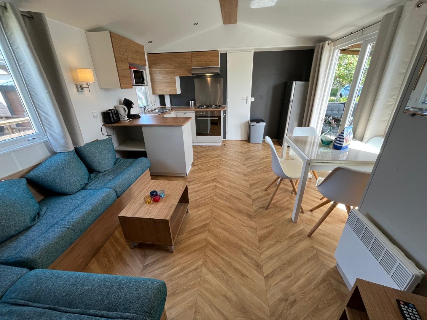 T.A. Makelaardij biedt aan – Chalet Z111-: Op een schitterende locatie in een goed verzorgd recreatiepark aan de kust van Walcheren bieden wij dit leuke chalet aan. 