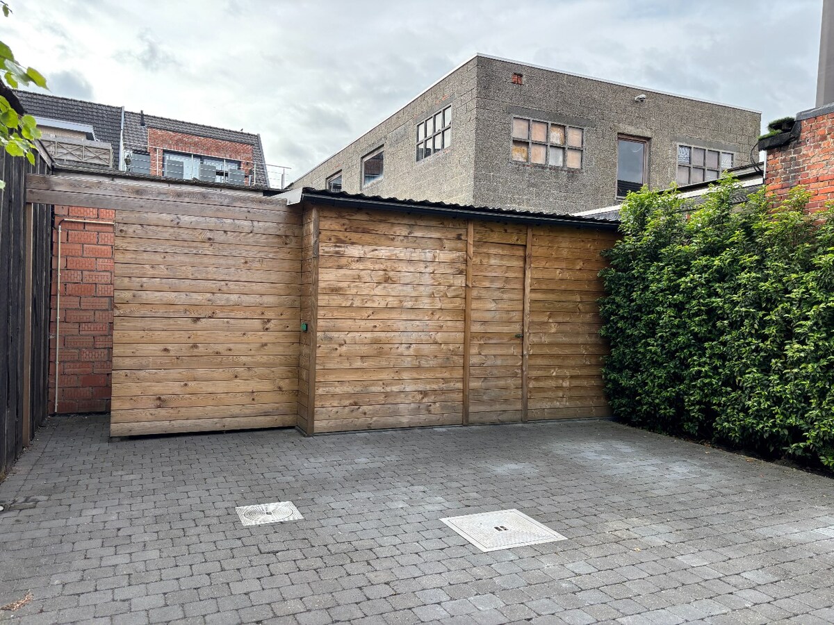 Instapklaar handelsgelijksvloers 90 m² met ruim terras  in het centrum Sint-Antonius naast Bpost. 