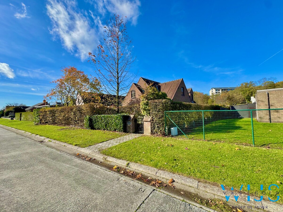 Fantastische open bebouwing met dubbele garage in gegeerde woonwijk te Evergem 