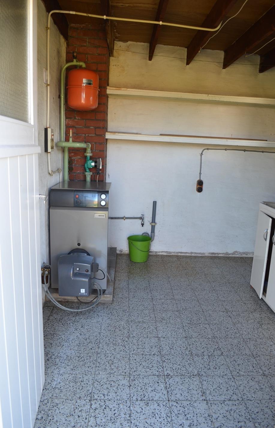 Op te frissen woning op 709m² rustig gelegen te Adegem 