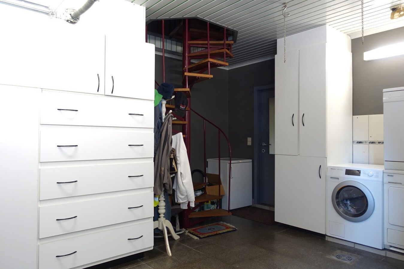 Rustig gelegen - perfect onderhouden - alleenstaande villa met 5 slaapkamers op 993 m² 