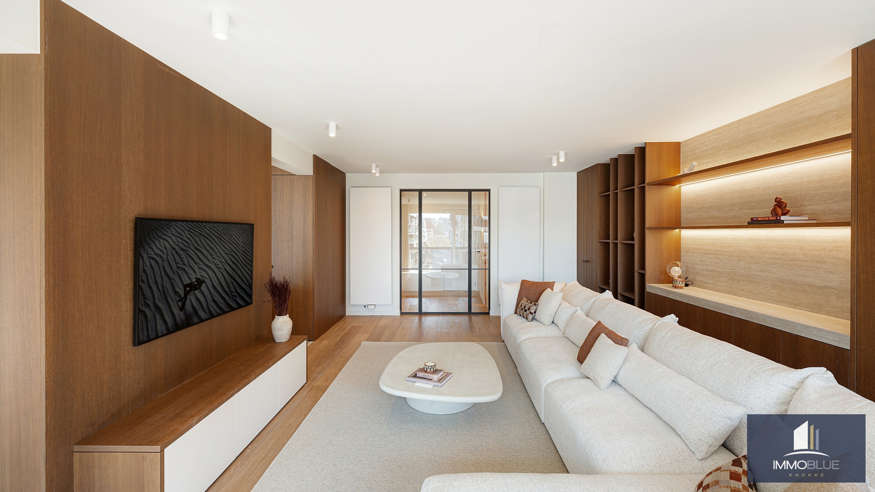 Uitzonderlijk hoekappartement, gelegen in de Zoutelaan, met een gevelbreedte van ca. 16 meter en biedt een open uitzicht op de Lippenslaan. 