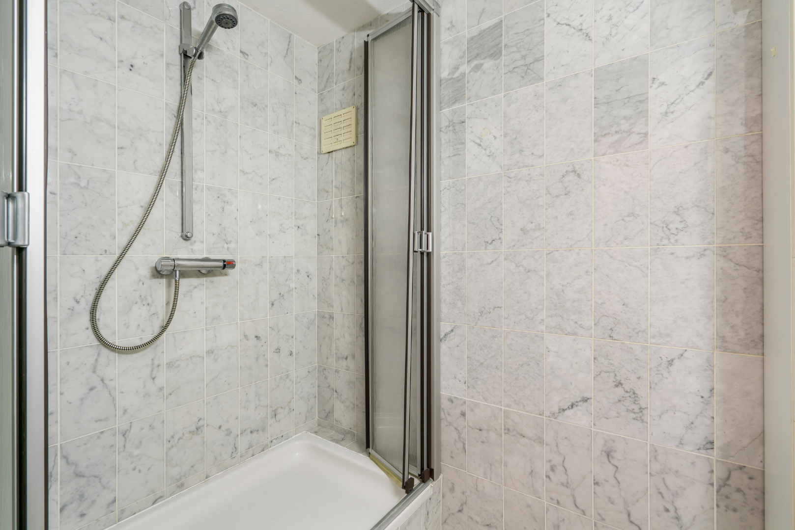 APPARTEMENT MET FRONTAAL ZEEZICHT EN TERRAS – 2 SLAAPKAMERS 