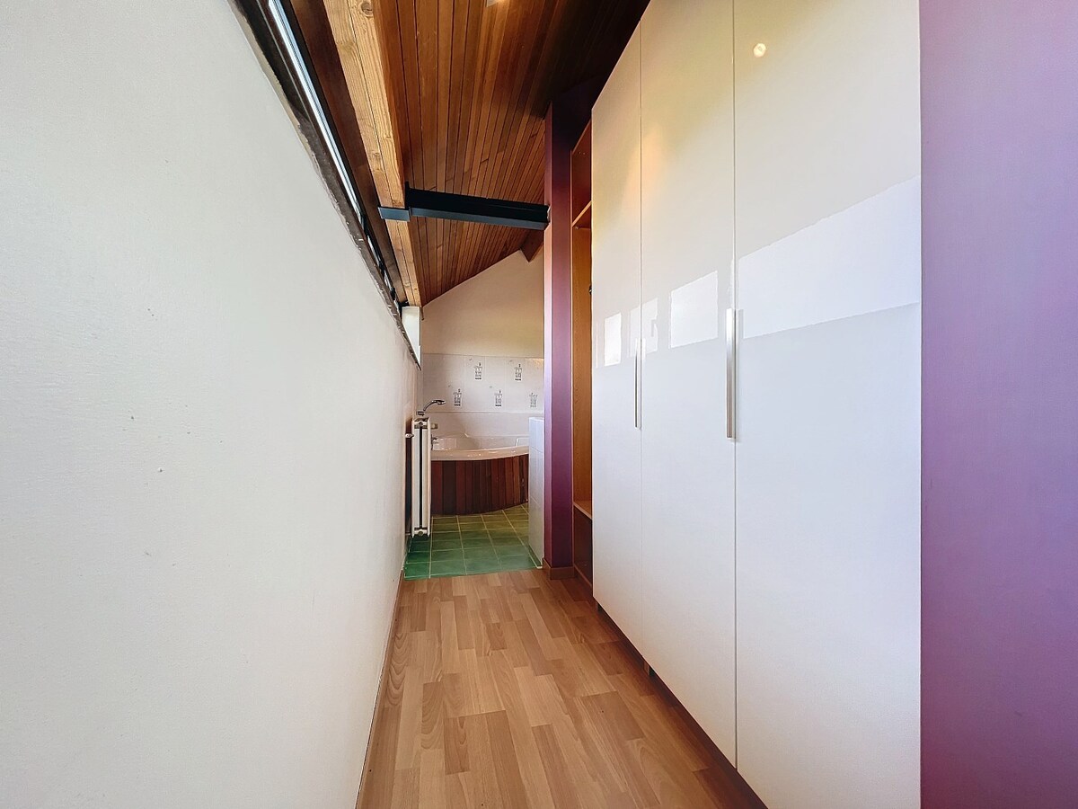 Ruime villa met unieke architectuur en tuin te Tollembeek 